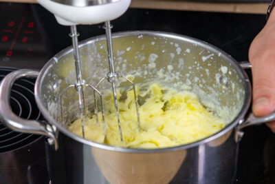 Kartoffeln mit Handrührgerät schlagen