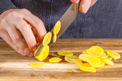 Kartoffeln in dünne Scheiben schneiden
