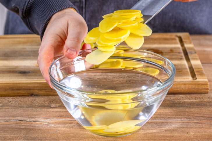 Kartoffeln in Wasser geben