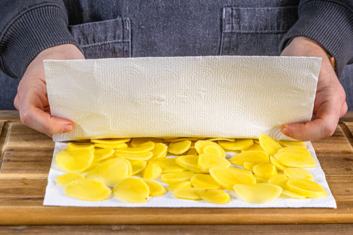 Kartoffelscheiben abtupfen