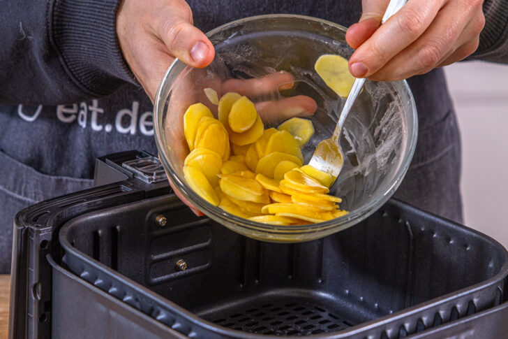 Chips in die Heißluftfritteuse geben