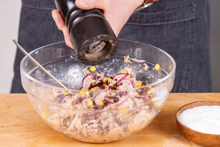 Kidneybohnen-Salat pfeffern