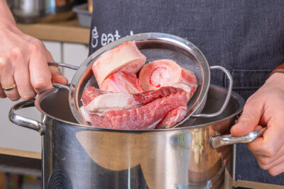 Fleisch in den Topf geben