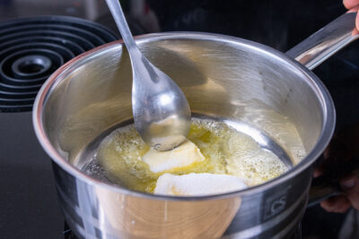 Butter und Zucker im Topf zerlassen
