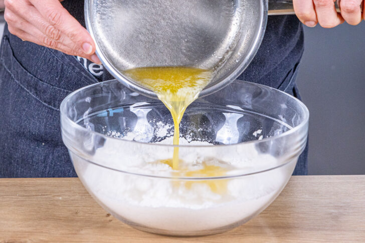 Butter in die Schüssel geben