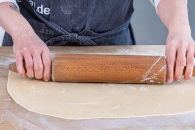 Strudelteig ausrollen