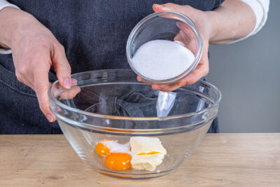 Zucker mit Butter und Eiern aufschlagen