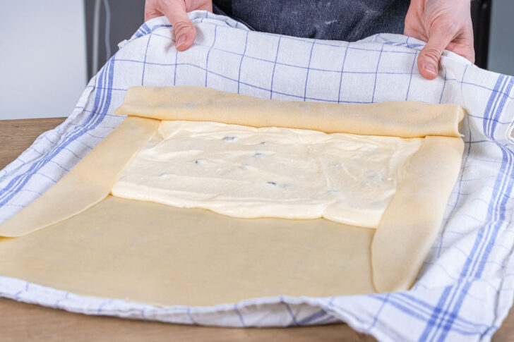 Klassischen Topfenstrudel aufrollen