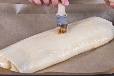 Klassischen Topfenstrudel mit Butter einpinseln
