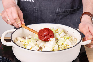 Tomatenmark dazugeben