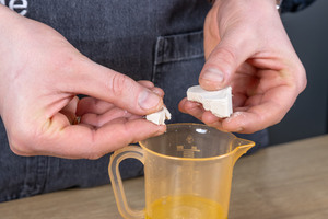 Frische Hefe in Wasser bröseln