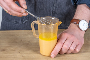 Hefe in Wasser mit dem Rührbesen verrühren