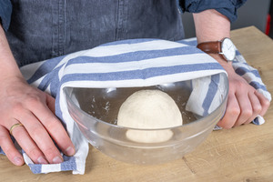 Hefeteig in Schüssel abdecken