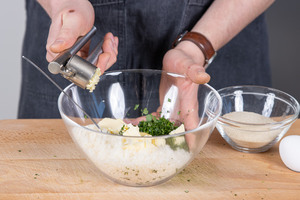 Knoblauch pressen
