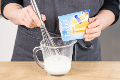 Puddingpulver in Milch auflösen