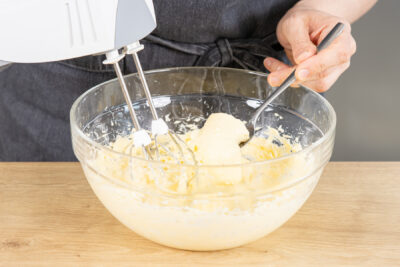 Leichte Buttercreme verrühren