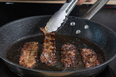 Bacon in der Pfanne anbraten