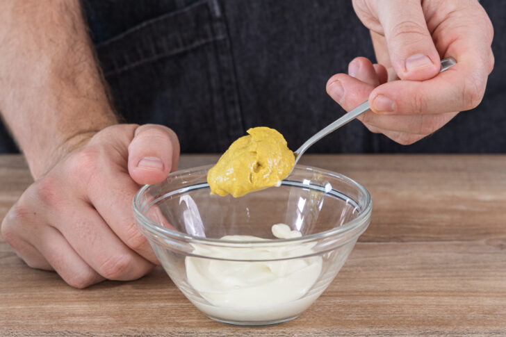 Senf mit Mayonnaise verrühren