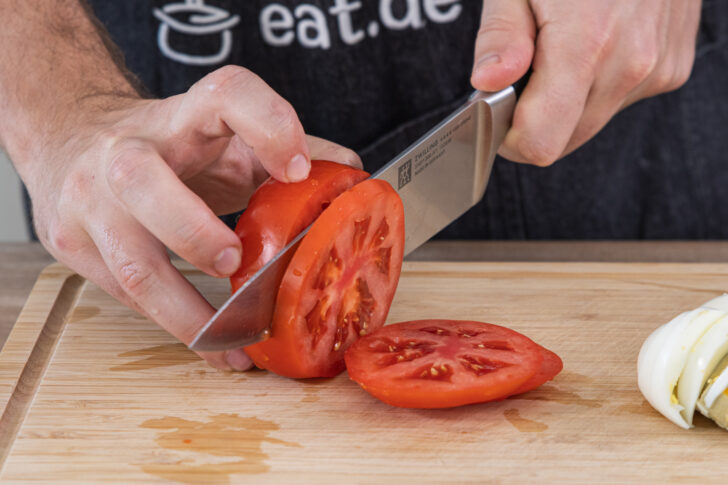 Tomaten in Scheiben schneiden
