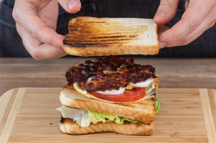 letzte Toastscheibe obendrauf legen