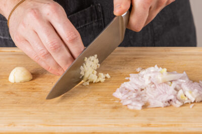 Knoblauch und Zwiebeln fein hacken