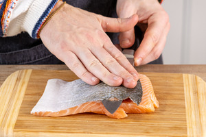 Haut vom Fisch abschneiden