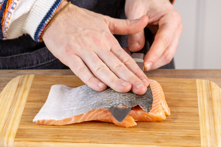 Haut vom Fisch abschneiden