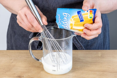 Puddingpulver in Milch einrühren