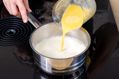 angerührten Pudding zur Milch gießen