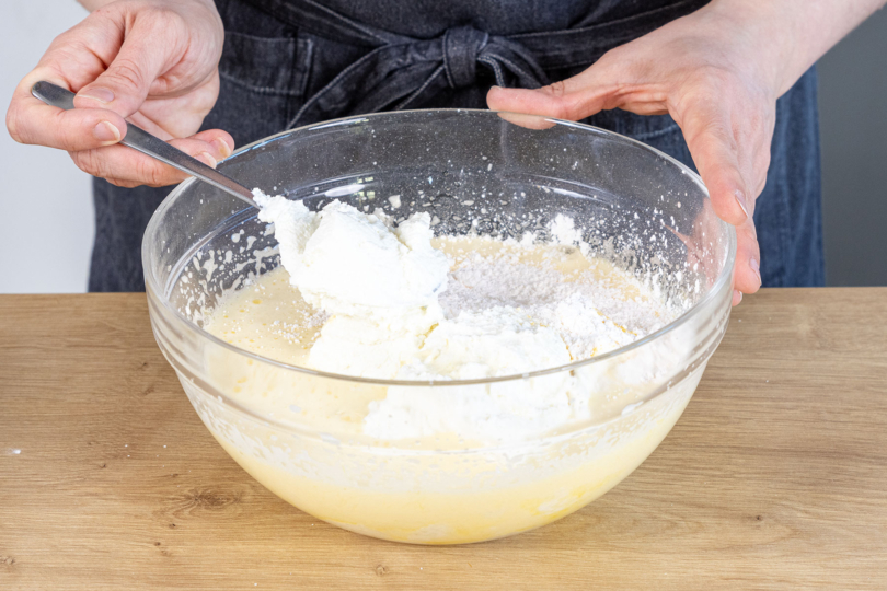 Quark und Puddingpulver zur Zucker-Ei-Masse geben