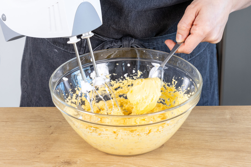 Pudding löffelweise zur Butter-Eigelb-Masse geben