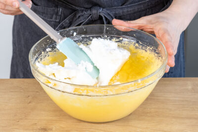 Eischnee zur Eierscheckenmasse geben