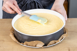Eierscheckenmasse auf der Quarkmasse verteilen