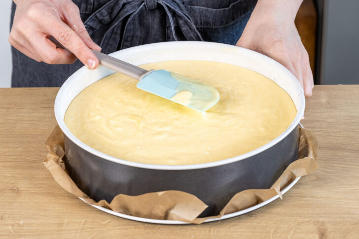 Eierscheckenmasse auf der Quarkmasse verteilen