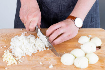 Zwiebeln und Knoblauch fein würfeln