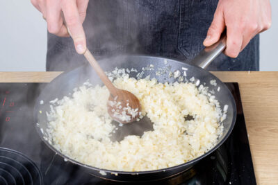 Zwiebelwürfel anbraten