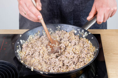 Hackfleisch krümelig anbraten