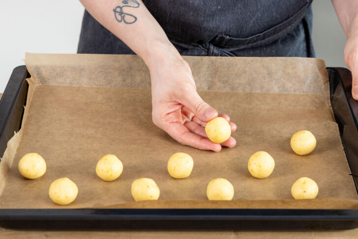 Teigkugeln auf das Backblech legen