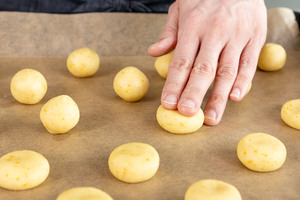 Omas saftige Orangenplätzchen andrücken