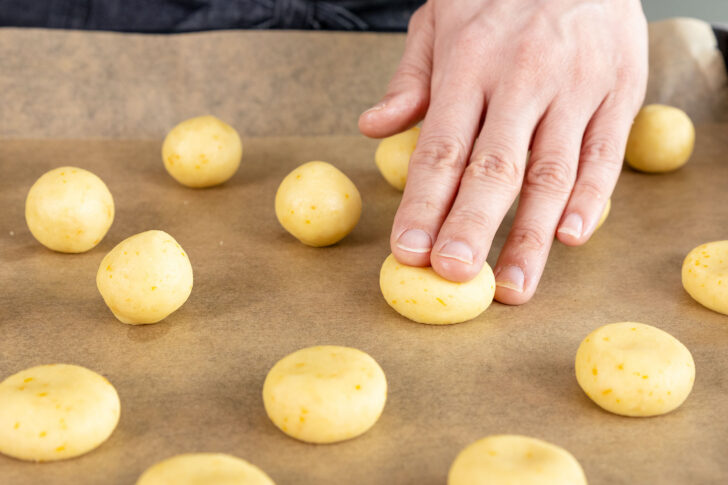 Omas saftige Orangenplätzchen andrücken