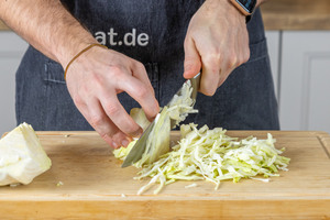 Spitzkohl in Streifen schneiden