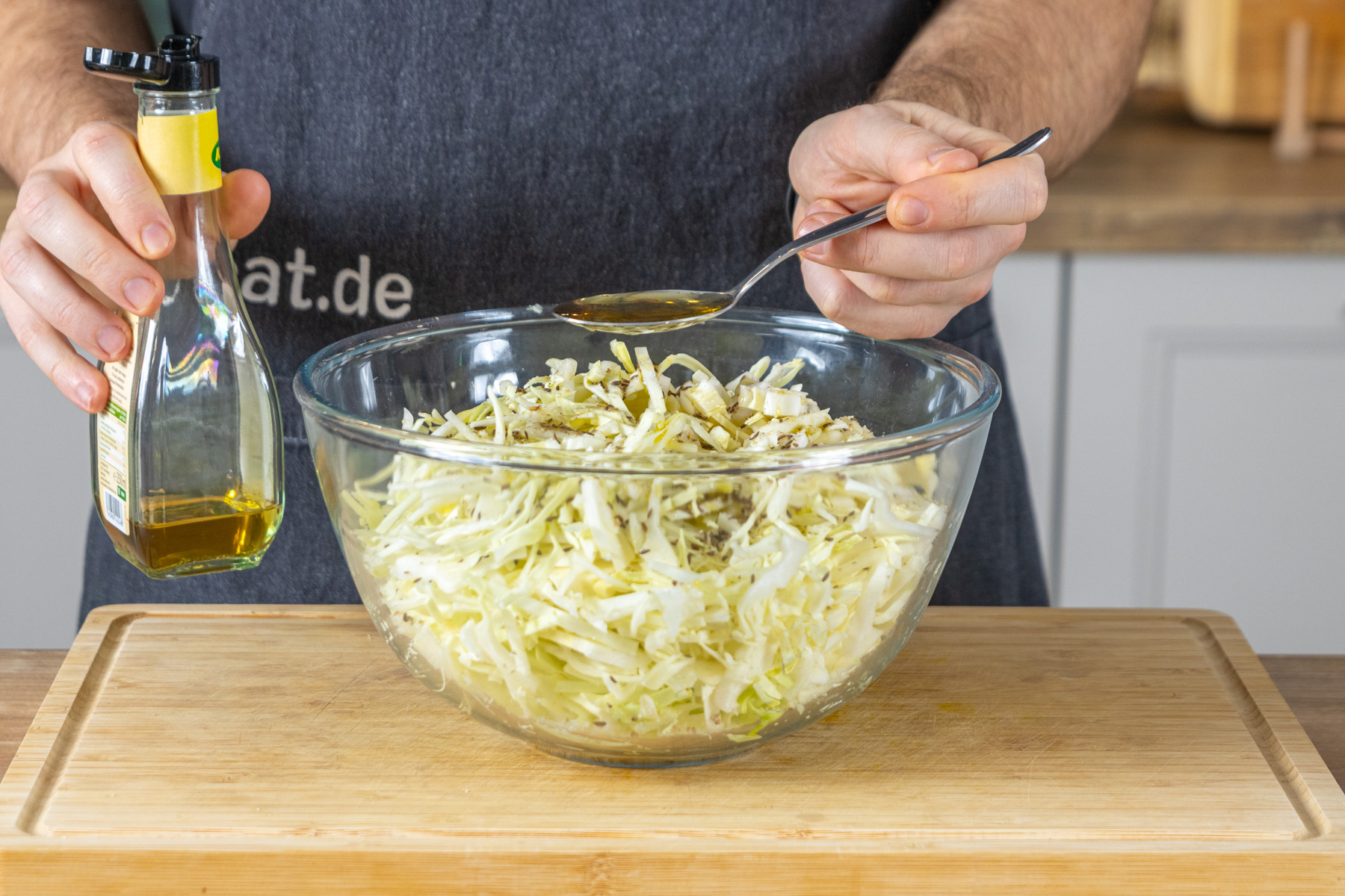 Omas Spitzkohlsalat mit einfachem Dressing