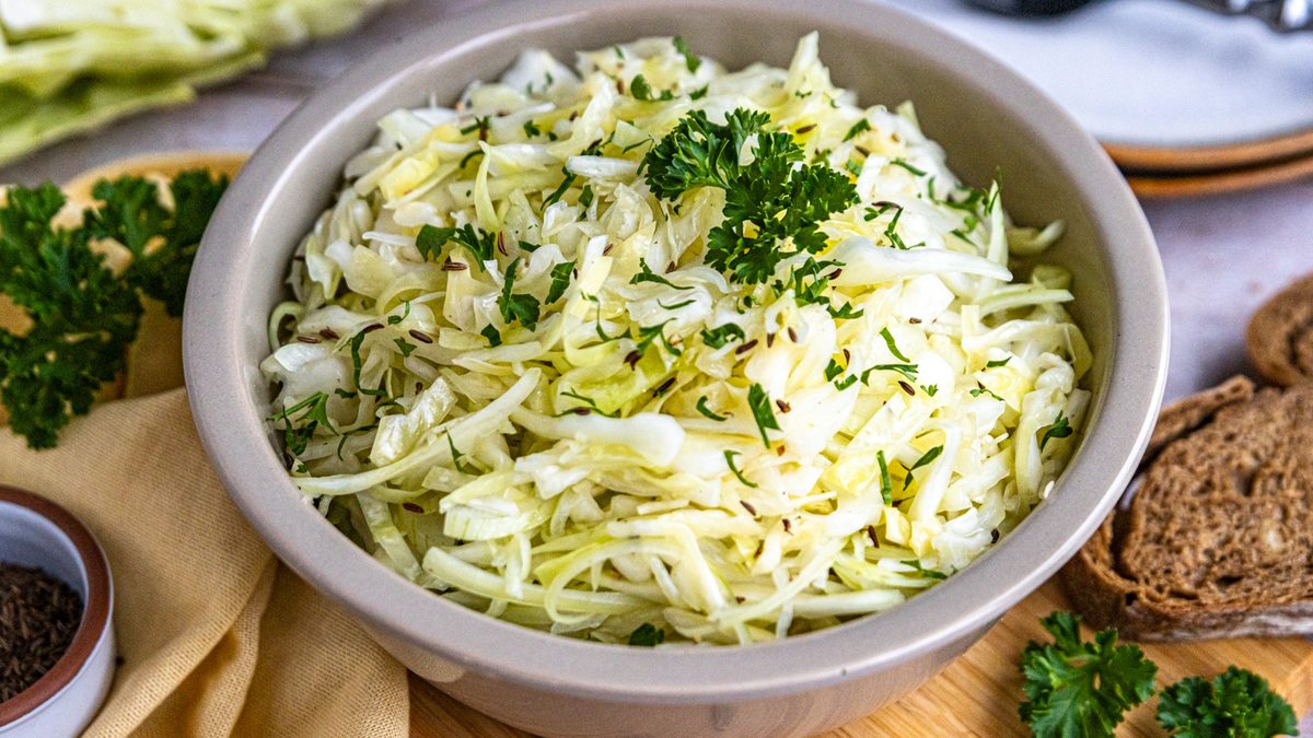 Omas Spitzkohlsalat mit einfachem Dressing