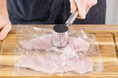 Schweineschnitzel klopfen