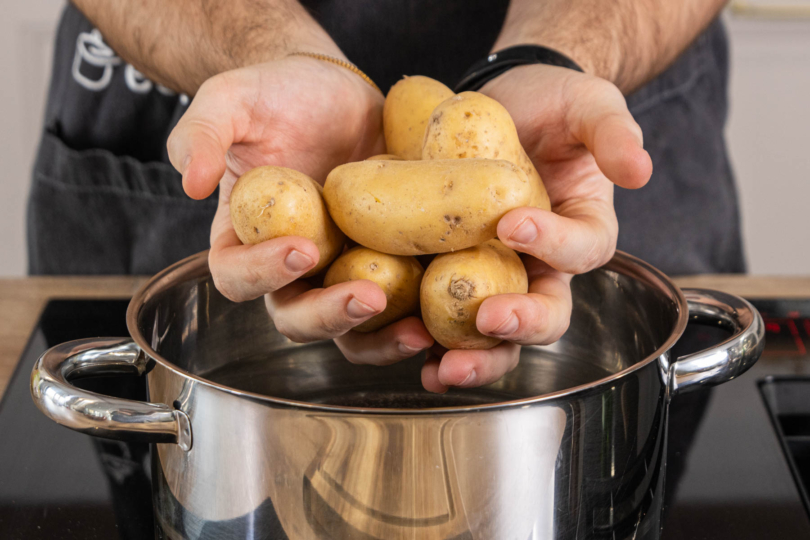 Kartoffeln in Salzwasser geben