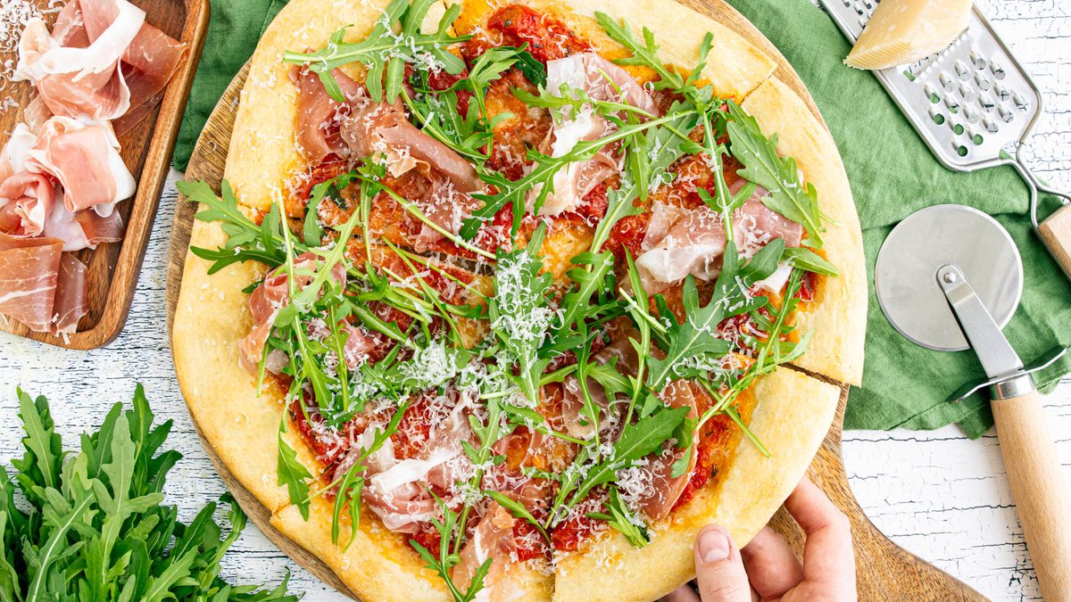 Pizza Parma mit Parmaschinken und Rucola | Rezept