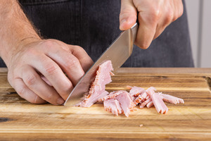 Schinken in Streifen schneiden