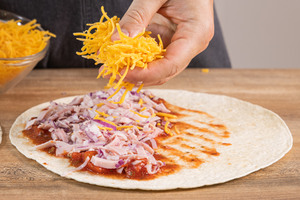Cheddar auf der Tortillas verteilen