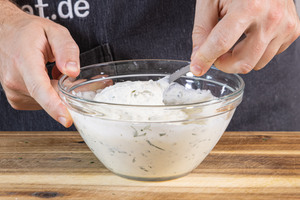 Creme Light mit Petersilie und Schnittlauch verrühren