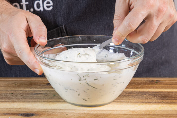 Creme Light mit Petersilie und Schnittlauch verrühren
